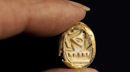 טבעת החותם שהתגלתה בקבר בן 3300 השנים   צילום: קלרה עמית, באדיבות רשות העתיקות  