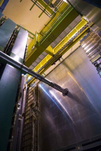 בתמונה הניסוי בנקודה התת קרקעית מס' 8 במאיץ ההדרונים הגדול (LHC). הצינור הגדול הוא המנהרה בה עוברת קרן ה-LHC שבה מסתחררים פרוטונים במהירות הקרובה למהירות האור. צילום: אנה פטנליה/CERN