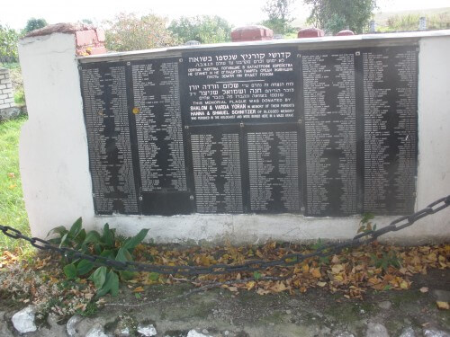 קבר האחים בעיירה קורניץ, עיר הולדתו של יוסף בלינדר, לזכר 1,040 היהודים שנטבחו שם שבועיים לפני שגם תושבי קובילניק שבה התגורר הובלו אל מותם. צילום: אבי בליזובסקי