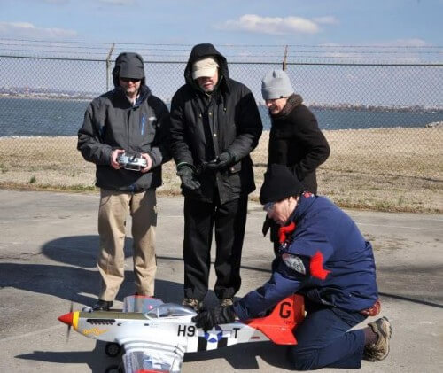 The naval laboratories developed and demonstrated the technology for extracting hydrocarbons from carbon dioxide molecules in the air for the purpose of producing fuel and tested it on a miniature model of an airplane from the Second World War. Photo: US Navy