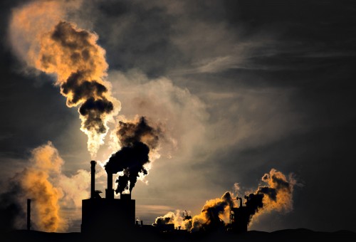 Emissions from power plants and industrial plants. Photo: shutterstock