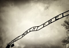 שלט "העבודה משחררת", מחנה הריכוז אושוויץ בפולין. צילום: shutterstock