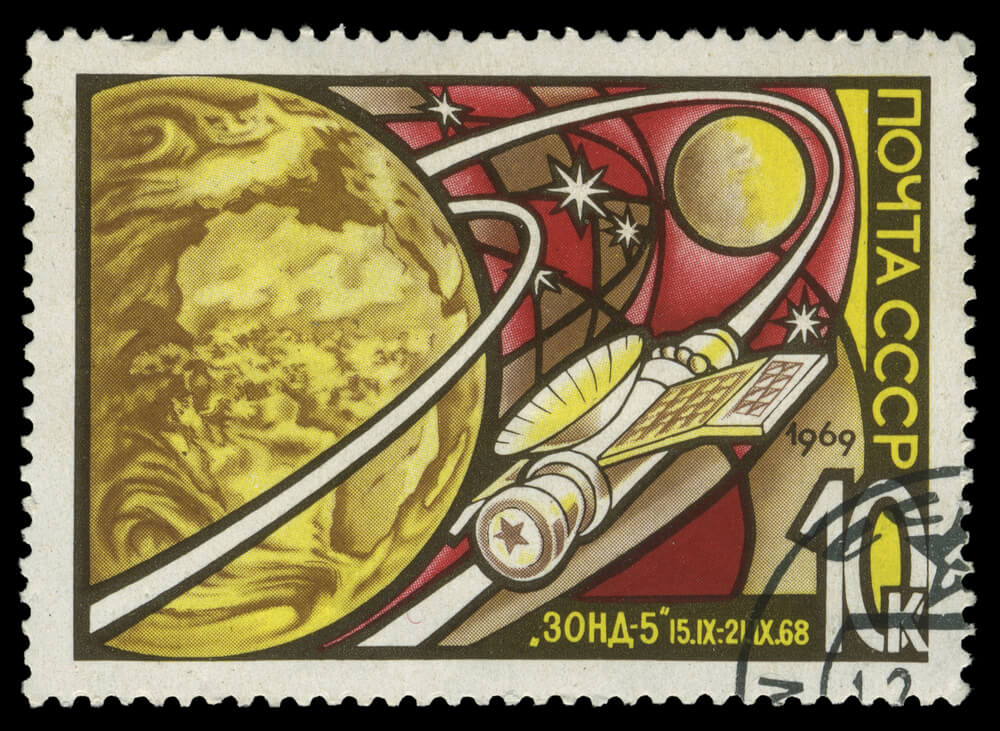 בול סובייטי לציון משימת החללית זונד 5. צילום: withGod / Shutterstock.com