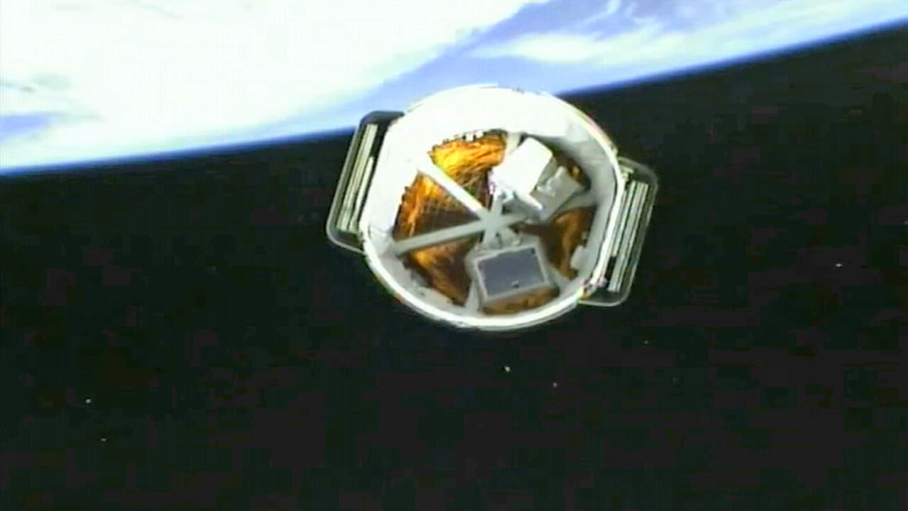 החללית דראגון, כפי שהיא נראית מהשלב השני של טיל פאלקון 9, טסה בכוחות עצמה לאחר שנפרדה ממנו. צילום: הטלוויזיה של NASA