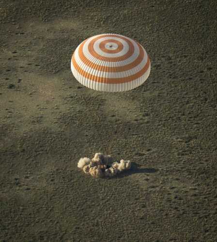 החללית סויוז TMA-11M נוחתת ובתוכה חברי הצוות  ה-39 של תחנת החלל הבינלאומית קואיצ'י וואקאטה מיפן, יכאל טיורין מרוסיה וריק מסטראקיו מנאס"א ליד העיר ז'זקזגן שבקזחסטן. צילום  NASA/Bill Ingalls