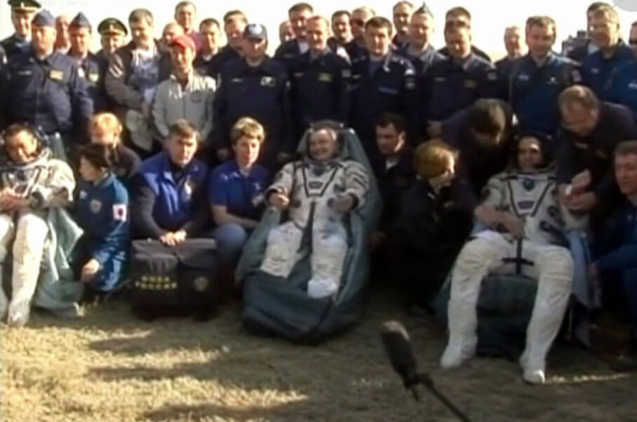 חברי הצוות ה-39 של תחנת החלל הבינלאומית מסתגלים בחזרה לכוח המשיכה של כדור הארץ מיד לאחר נחיתתם בקזחסטן בחללית הסויוז שלהם. צילום: NASA TV