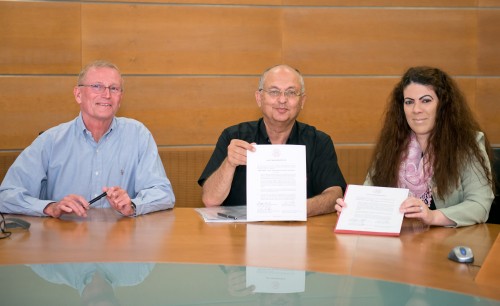  משמאל לימין: דיקן הפקולטה למדעי ההנדסה באוניברסיטת בן-גוריון בנגב, פרופ' יוסי קוסט, רקטור האוניברסיטה, פרופ' צבי הכהן  והמנהלת האקדמית של Mit , פרופ' קריסטין אורטיז, חותמים על ההסכם.