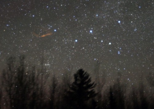 חשיפה של 2.5 דקות המראה את שובל האור שהשאיר אחריו מטאור ג'ירף בהיר במיוחד. חמשת הכוכבים הבהירים מימין הם ה-W המפורסם של קסיופיאה. צילום: בוב קינג.