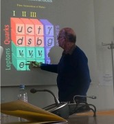 פרופ' אליעזר רבינוביץ', ראש המועצה לאנרגיות גבוהות באקדמיה הישראלית למדעים, ופרופ' במחלקה לפיסיקה באוניברסיטה העברית בהרצאה בפני עיתונאים ישראלים בסרן. צילום: אבי בליזובסקי