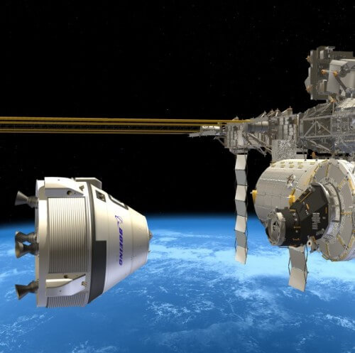 החללית CST-100 של בואינג עוגנת בתחנת החלל ועליה אנשי צוות. איור: בואינג