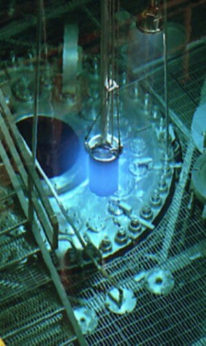 זוהר כחול של קרינת צ'רנקוב הנראית בכור האיזוטופים של המעבדה הלאומית אואק ריג' : Oak Ridge National Laboratory (ORNL) לאחר הפרדה וטיהור, יוצרה מטרת הברקליום לצורך הפקת היסוד ה-117.