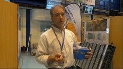 פרופ' ריצ'ארד ג'ייקובסון מדריך עיתנואים ישראליים ב-LHCb, 29 באפריל 2014. צילום: אבי בליזובסקי