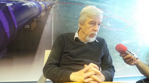 מנכ"ל CERN פרופ' רולף הוייר בשיחה עם עיתונאים ישראלים במשרדי הנהלת הארגון בז'נבה. צילום: אבי בליזובסקי