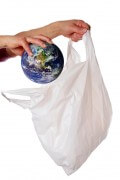 שקיות פלסטיק חד פעמיות, מסכנות את כדור הארץ. איור: shutterstock