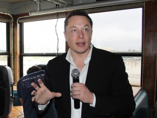 מייסד ומנכ"ל SpaceX, אילון מאסק, דיווח לכתבים ובהם שליחי יוניברס טודיי בקוקואה ביץ' לפני שיגור החללית פאלקון 9 שנשאה את לווין התקשורת SES-8. צילום: קן קריימר, kenkremer.com