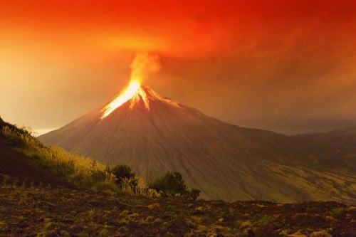 The eruption of the Tongorhua volcano in Ecuador, 29/11/2011. Photo: shutterstock