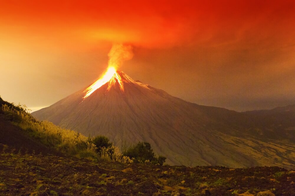 The eruption of the Tongorhua volcano in Ecuador, 29/11/2011. Photo: shutterstock