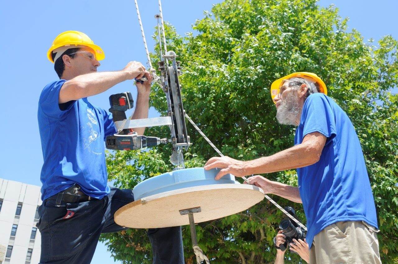 ישי צימרמן ורונן אצילי עם מעלית החלל שבנו, שזכתה במקום הראשון בתחרות הטכנוראש. צילום : שרון צור, דוברות הטכניון.