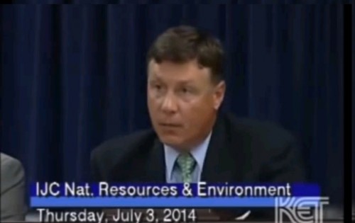 براندون سميث، رئيس لجنة الطاقة والبيئة في مجلس شيوخ ولاية كنتاكي، لقطة شاشة من موقع يوتيوب