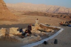 1. The gate of the wall in the "Slave Hill" at the time of the excavation (February 2014) - the new research shows that the wall was not used to incarcerate slaves, nor was it intended to protect the metal potters and the sophisticated knowledge they possessed, as well as the metal ingots produced there (photo: UN delegation "a to avoid)