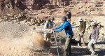 4. The archaeologists sifting through the sediments in search of the remains of the metal potters' meals, winter 2014 (photo: Tel Aviv University expedition)