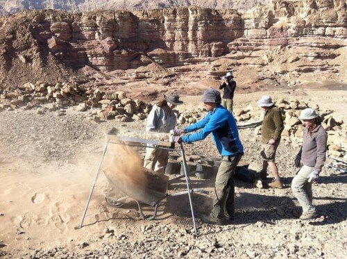 4. The archaeologists sifting through the sediments in search of the remains of the metal potters' meals, winter 2014 (photo: Tel Aviv University expedition)