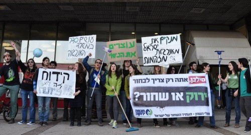 A demonstration by environmental activists against the decision to grant the pilot to IEI to mine oil shale in the Halla Valley. Photo: Green Trend