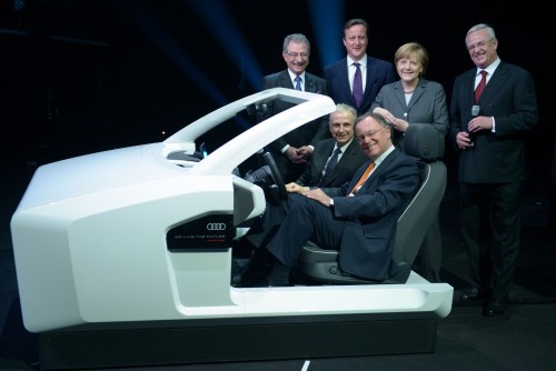 קנצלרית גרמניה אנגלה מרקל וראש ממשלת בריטניה ג'יימס קמרון ביחד עם משתתפים אחרים בטקס הפתיחה של סביט 2014 חושפים אב טיפוס של רכב אוטונומי המכונה ג'יימס 2025 שמפתחת קבוצת פולקסווגן. צילום יח"צ ירידי הנובר.