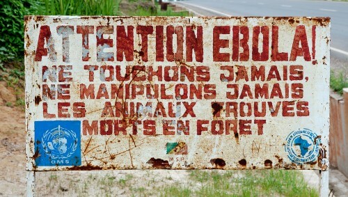 لافتة تحذر من دخول منطقة موبوءة بفيروس إيبولا، في تفشي عام 2013 في الكونغو. الصورة: شترستوك