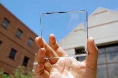 אנרגיה סולארית יחד עם נוף: החוקר מחזיק בידיו חומר חסר-צבע המסוגל לנצל את אנרגיית השמש ליצירת חשמל. [באדיבות: Yimu Zhao]