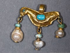 The dove pendant, found in the excavations, among the bones of a woman's skeleton. Photo: Dr. Michael Eisenberg, excavation expedition to Susita