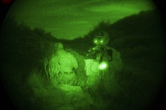 חיילים מיחידת אריות הים של הצי האמריקני משתמשים באמצעי ראיית לילה. התמונה נראית ירוקה. צילום: מתוך ויקיפדיה
