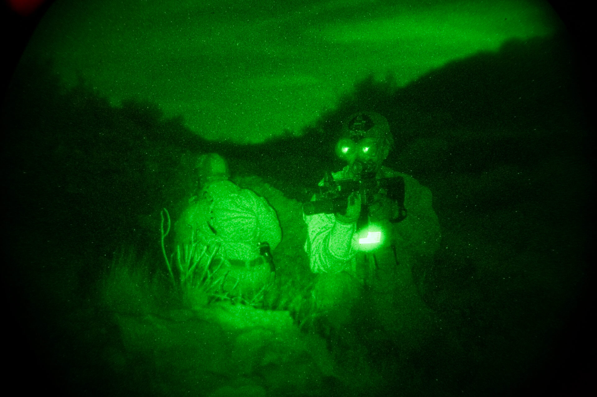 Soldiers from the US Navy's Sea Lion unit use night vision equipment. The image looks green. Photo: from Wikipedia