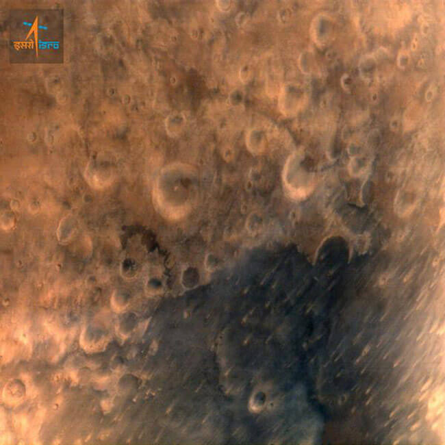 מכתשי פגיעה רבים מופיעים בתמונה הראשונה ששידרה החללית ההודית MOM או מאנגליאן. צילום: סוכנות החלל ההודית