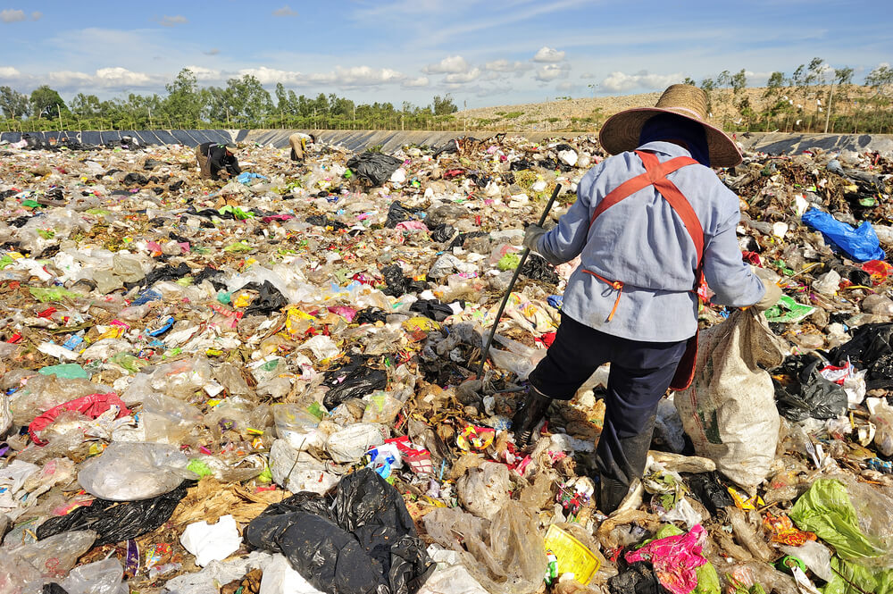 الحقل الذي أصبح مكب النفايات في تايلاند. الصورة: شترستوك
