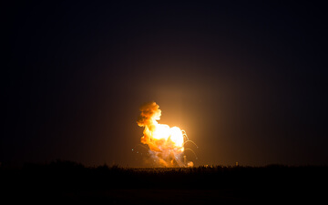 פיצוץ משגר האנטרס בשידור חי. מקור: NASA/Joel Kowsky.