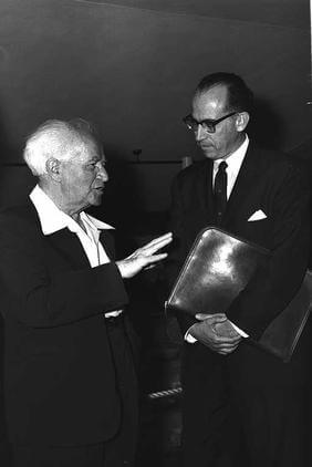 David Ben-Gurion pays a token of appreciation to Prof. Yona Salk, developer of the Salk formula against polio. Jerusalem, 1959. Photo: Fritz Cohen, L.A.M