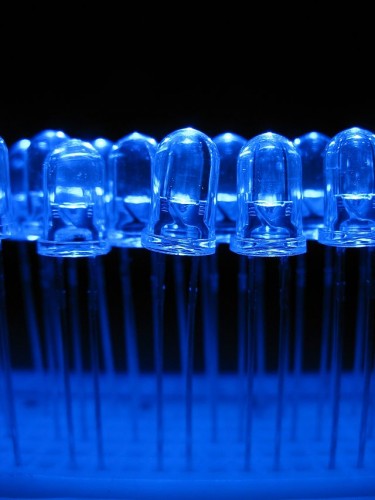 الصمام الأزرق. الاختراع الذي حصل مطوروه على جائزة نوبل في الفيزياء لعام 2014. من ويكيبيديا