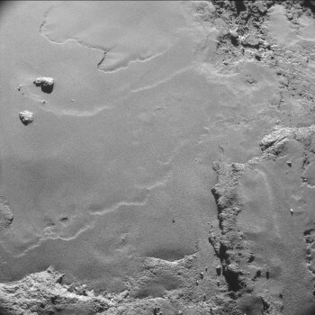 פני השטח של השביט   67P צ'וריומוב-גארסימנקו כפי שצילמה החללית רוזטה המרוחקת כעשרה קילומטרים, ב-26 באוקטובר 2014. צילום: ESA/Rosetta/NAVCAM