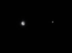 כדור הארץ והירח כפי שצולמו מהחללית מסנג'ר ב־8 באוקטובר 2014. צילום: נאס"א ואוניברסיטת ג'ונס הופקינס