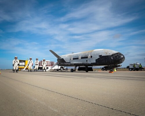 בדיקת מטוס החלל X-37B לאחר הנחיתה ב-17 באוקטובר 2014 בבסיס חיל האוויר ונדנברג בקליפורניה לאחר 674 ימים בחלל. צילום: בואינג