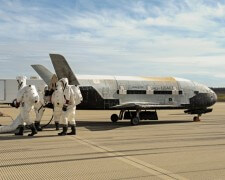 אנשי צוות חילוץ בודקים את מטוס החלל הנסיוני X-37B בבסיס חיל האוויר ונדנברג לאחר ששהה 674 ימים בחלל. עד כה שוגרו מטוסים כאלה לשלוש משימות ששהו בחלל 1,367 ימים. צילום: בואינג