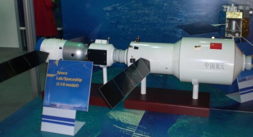 דגם המתאר חללית מדגם שנז'ו המתחברת לתחנת החלל טיאנגונג 2 ששיגורה צפוי ל-2015-2016