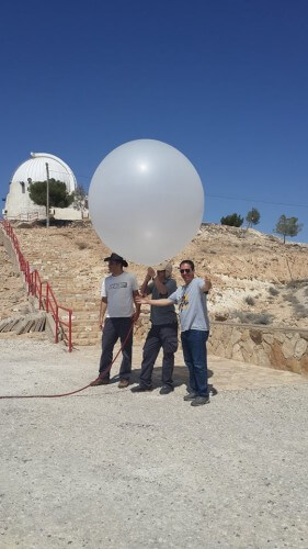 פרופ' יואב יאיר ואנשי צוותו עם הבלון המשתתף בניסוי העוקב אחר רמות החשמל באטמוספירה. צילום: המרכז הבינתחומי הרצליה