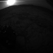 השביט סיידינג ספרינג בשמי מאדים. תמונה גולמית (לילית) שצילם הרכב הרובוטי קיוריוסיטי של נאס"א הנמצא על קרקע המאדים. מתוך ציוץ של נאס"א כשעה לאחר התקרבות השביט למאדים, 19/10/2014