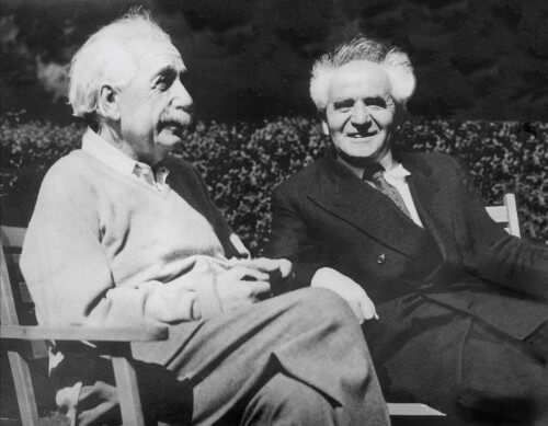 דוד בן גוריון, ופרופ' אלברט איינשטיין בניו יורק, 30/7/1948. צילום: לע"מ. לאחר מותו של חיים ויצמן הציע בן גוריון לאיינשטיין להיות הנשיא השני אך זה סירב.