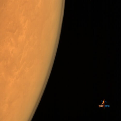 החללית ההודית מנגאליאן, או באנגלית Mars Orbiter Mission - MOM צילמה את שפת המאדים מזוית הראיה שלה במצלמה הצבעונית שלה מגובה 8,449 ק"מ מיד לאחר הגעתה למסלול ב-23 בספטמבר 2014. צילום:  ISRO