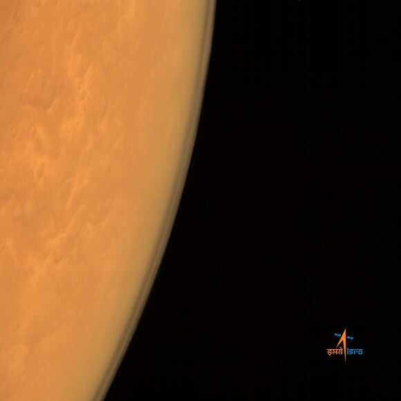 החללית ההודית מאנגליאן, או באנגלית Mars Orbiter Mission - MOM צילמה את שפת המאדים מזוית הראיה שלה במצלמה הצבעונית שלה מגובה 8,449 ק"מ מיד לאחר הגעתה למסלול ב-23 בספטמבר 2014. צילום: ISRO