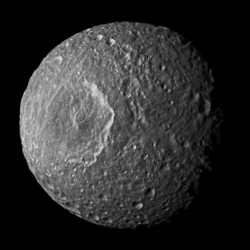 تم إنشاء صورة اندماج القمر ميماس من الصور التي التقطتها المركبة الفضائية كاسيني أثناء تحليقها في 13 فبراير 2010. الصورة: NASA/JPL-Caltech/Space Science Institute