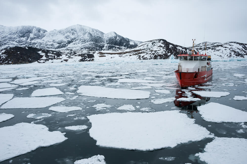 ספינה העושה דרכה בין הקרחונים לחופי גרינלנד. צילום: shutterstock